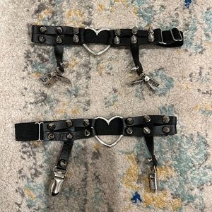 Heart thigh garters